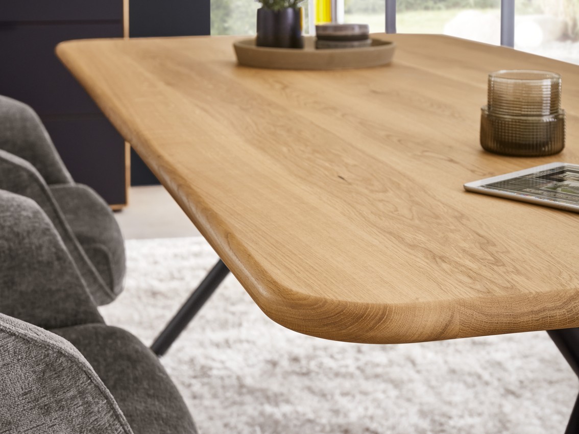 NAhaufnahme einer Holzesstischplatte