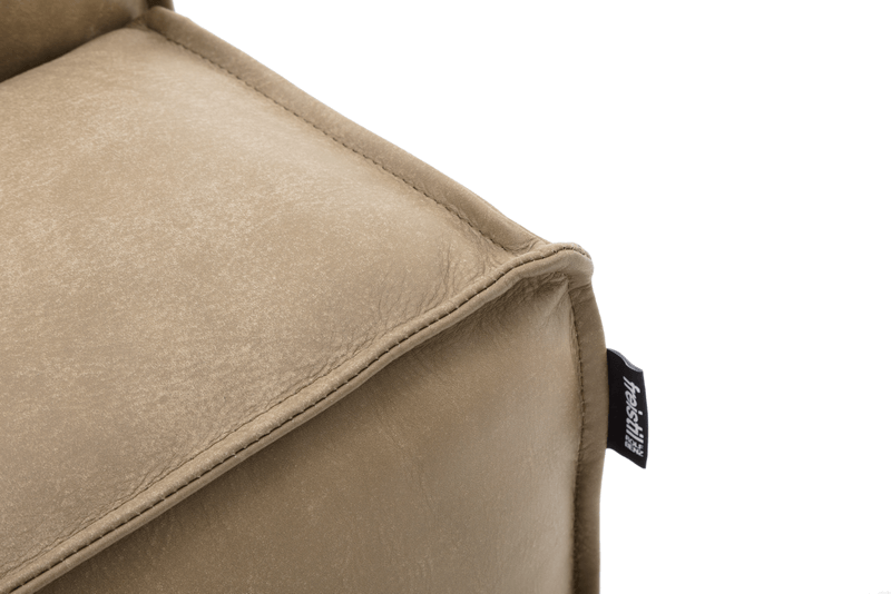Detailaufnahme eines beigen Sitzkissens mit sichtbarem Etikett an der Seite