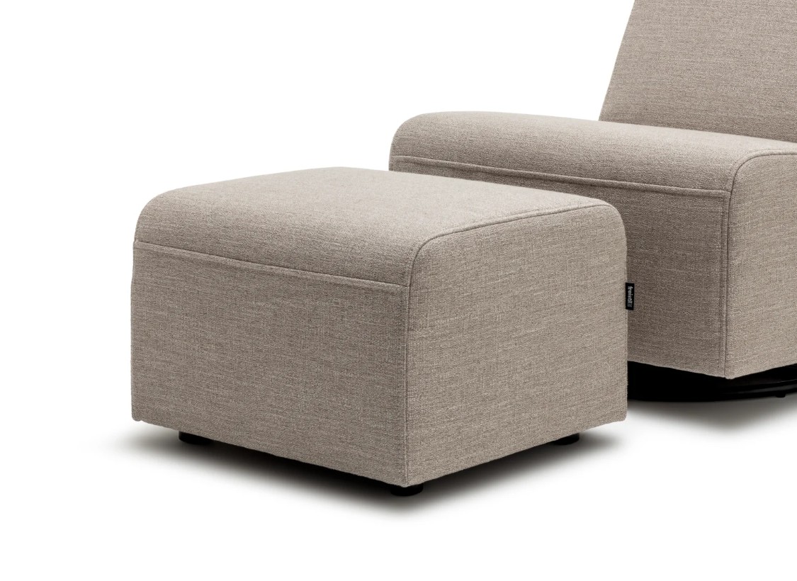 grauer Polstersessel mit Hocker eckiger Form vor weißem Hintergrund