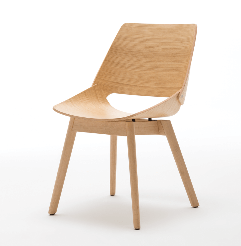 Holzstuhl im minimalistischen skandinavischen Stil mit klaren Linien und natürlicher Holzmaserung