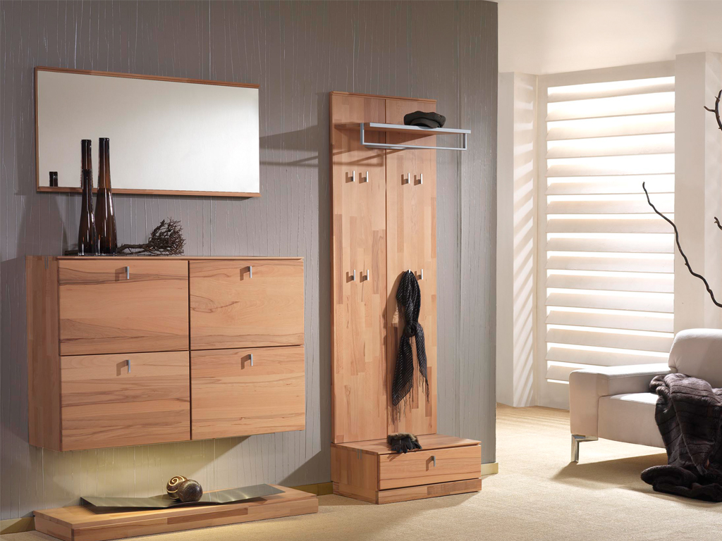 Bienenmühle Vado - Garderoben-Set, 4-teilig | Vorschlag 8 | Kernbuche massiv Garderoben-Set mit Holzschrank, Spiegel, Wandhaken und Dekoration in modernem Wohnzimmer