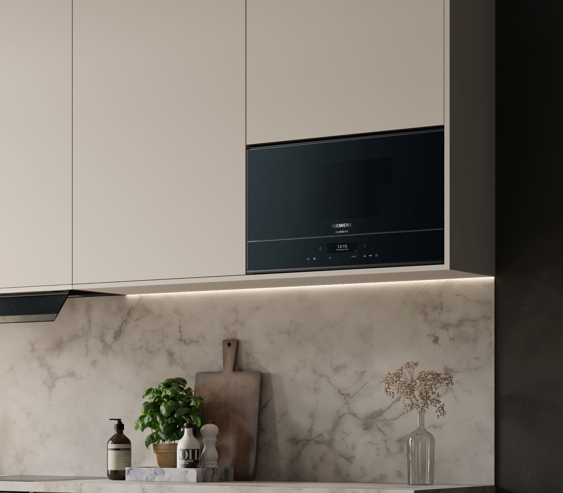 Einbau-Mikrowelle in moderner beigen Marmordesign-Küche.