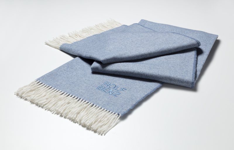 Rolf Benz 952 - Plaid (bleu) | superfeine Lammwolle | 130 x 185 cm hellblaues Plaid mit der Aufschrift "Rolf Benz"