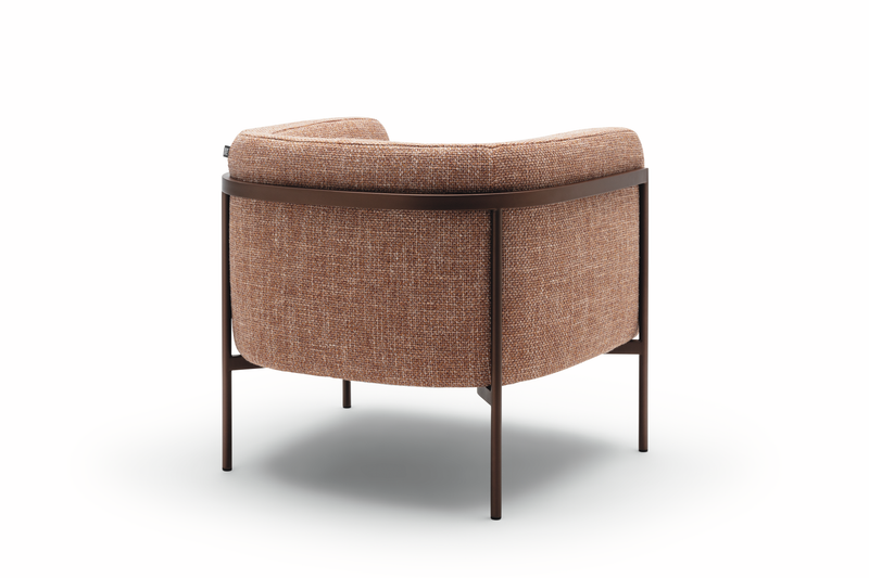 Rückansicht eines gemütlichen, rostfarbenen Sessels mit Metallgestell, ideal für moderne Wohnzimmer