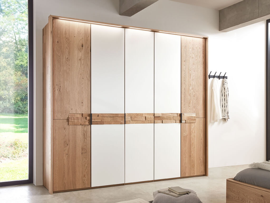 Wöstmann WSM 2800 - Kleiderschrank | Wildeiche massiv | alle Breiten konfigurierbar 5-türiger Massivholzkleiderschrank Wildeiche mit Magnolieakzent WSM 2800 Wöstmann