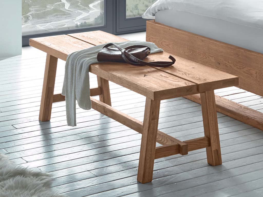 Hasena - Calmo Bank | Massivholz | B: 140 cm | Wildbuche oder Wildeiche massive Holzbank mit Tasche und Weste darauf abgelegt