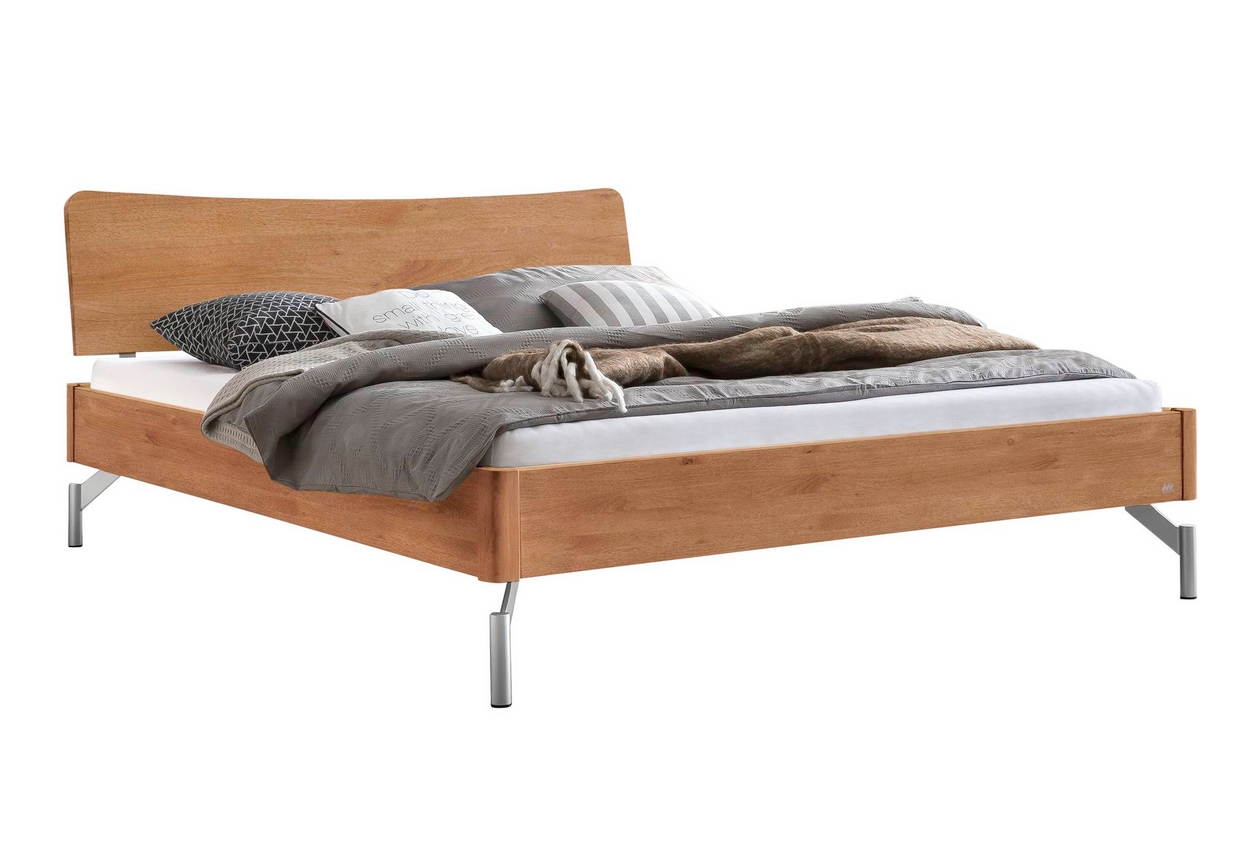 braunes holzbett mit holzkopfteil auf metallfüßen matratze und moderne bettwäsche hasena