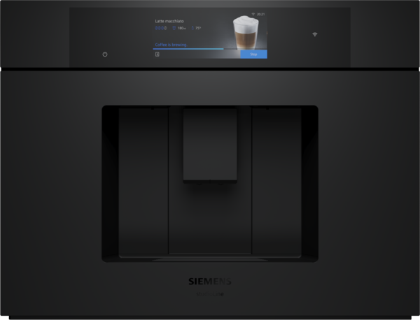 Frontansicht des schwarzen Siemens studioLine Kaffeevollautomaten mit hochauflösendem TFT-Touchdisplay, das gerade die Zubereitung eines Latte Macchiato anzeigt.