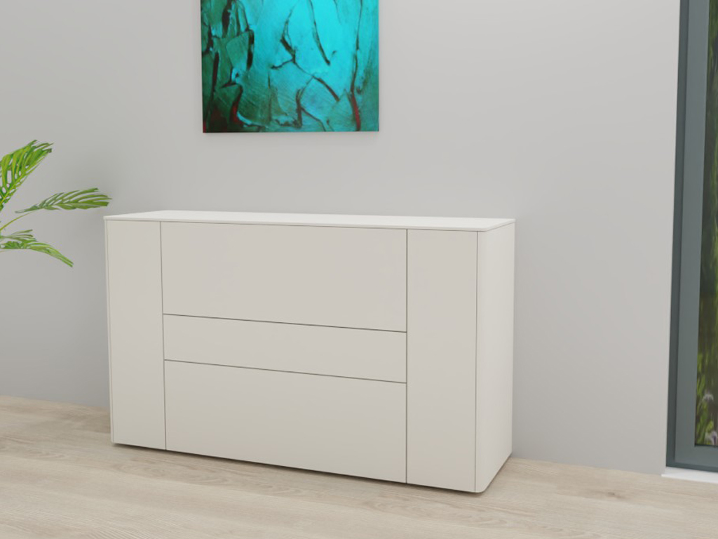 Sudbrock Goya - Sideboard | 3 Schubladen, 2 Türen | B: 155,2 cm | Lack blütenweiß Weiße Kommode mit zwei Schranktüren und zwei Schubladen vor grauer Wand und Kunstwerk