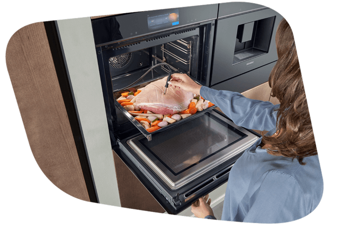 Frau mit Kerntermperatursensor für Braten