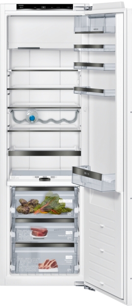 Siemens studioLine - Einbau-Kühlschrank mit Gefrierfach iQ700 (177.5x56 cm) INKL. 5 JAHRE GARANTIE | KI82FSDE0 Kühlschrank mit geöffneter Tür, mehreren Regalböden und Gefriergutkörben, ideal für die Aufbewahrung verschiedener Lebensmittel.