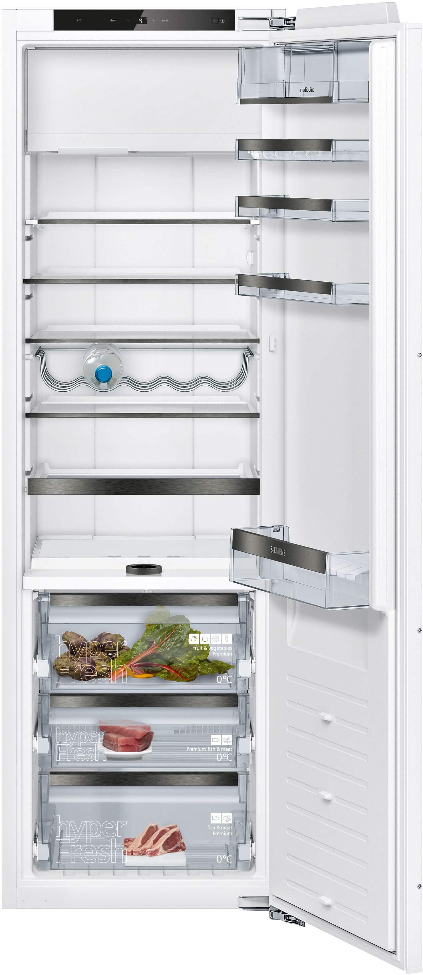 Kühlschrank mit geöffneter Tür, mehreren Regalböden und Gefriergutkörben, ideal für die Aufbewahrung verschiedener Lebensmittel.