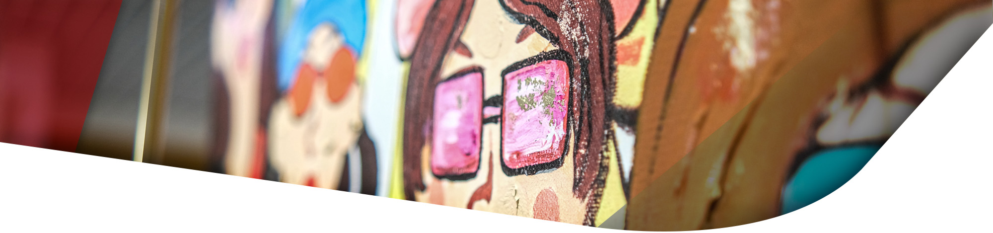 Gemälde mit bunten Farben und einer Frau mit Sonnenbrille in pink
