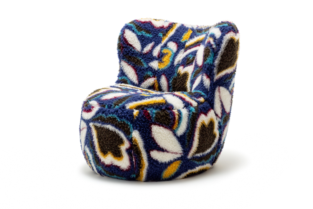 Stilvoller, ergonomischer Sessel gemustert blau, ideal für modernes Wohndesign