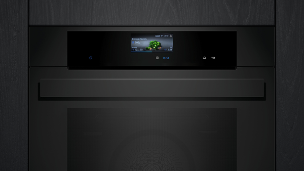 Nahaufnahme der schwarzen Bedienblende des Backofens mit aktivem Farbdisplay und Touch-Elementen.