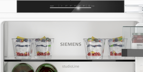 Innenansicht eines Siemens Kühlschranks mit Joghurt-Desserts in Gläsern, umgeben von moderner Technologie.