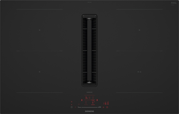 reisteller (Produktbild ohne Hintergrund) eines schwarzen Siemens StudioLine Induktionskochfelds ED87BHQ26E mit integriertem Muldenlüfter in der Mitte. Das Kochfeld verfügt über vier Kochzonen und eine rote digitale Bedienanzeige.