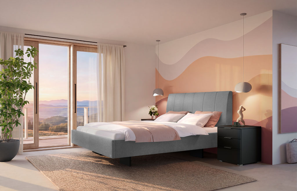 Hellgraues Polsterbett mit vertikal gestepptem Kopfteil und schwarzen Füßen in einem modernen, hellen Schlafzimmer mit großem Fenster (KI-generiert)