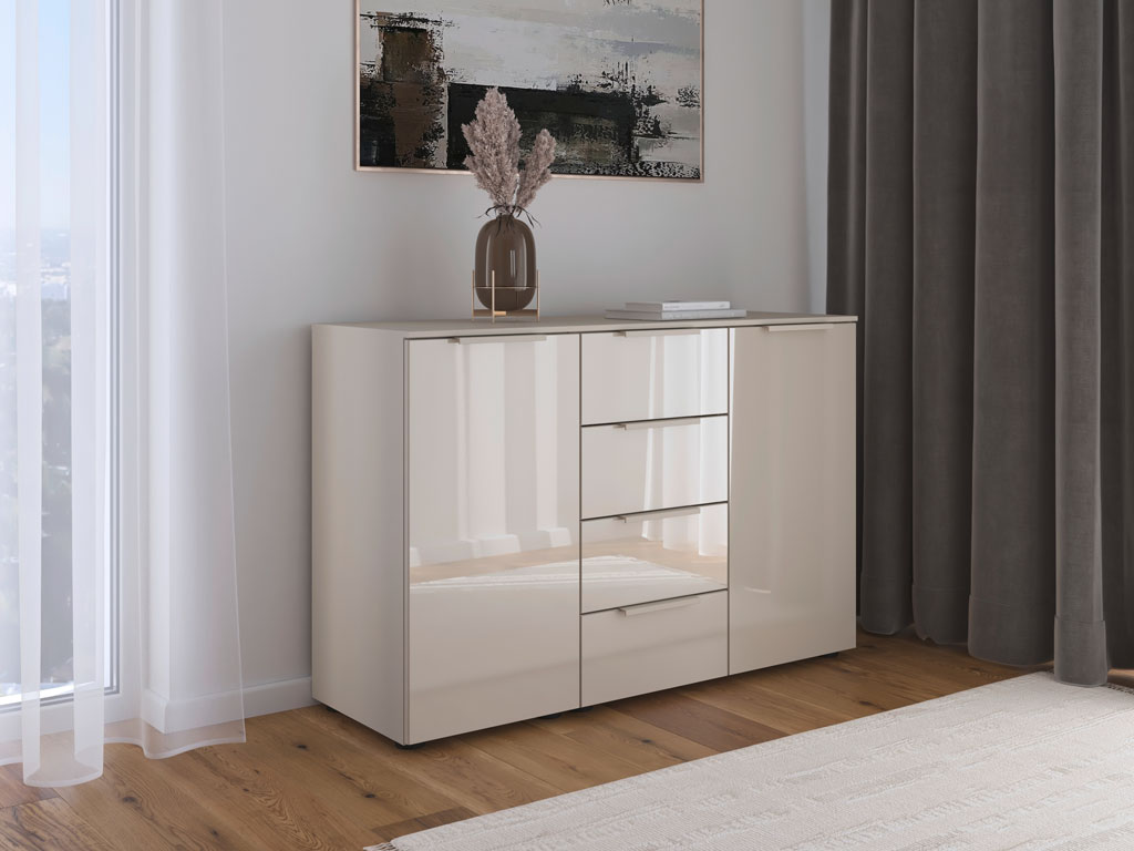 beige Kommode mit vier Schubladen und zwei Drehtüren in einem modernen zimmer stilvoll dekoriert