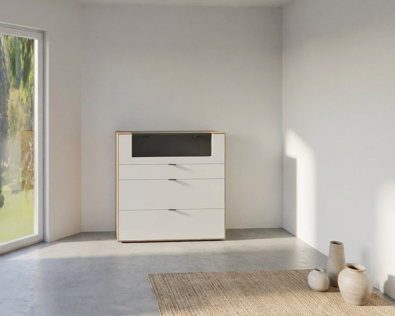 modernes weiß braunes Highboards stilvoll dekoriert in einem hellen Zimmer