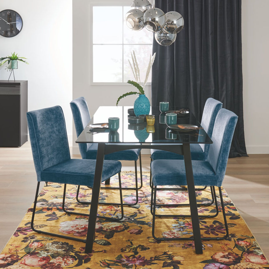 Tisch mit Stühlen in Wohnzimmer mit Dekoration