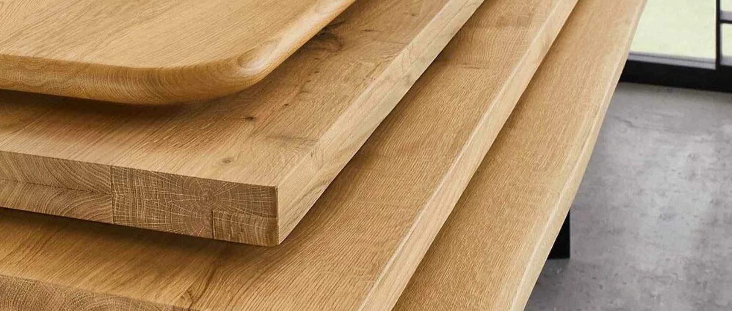 Nahaufnahmen von vier Holzenplatten