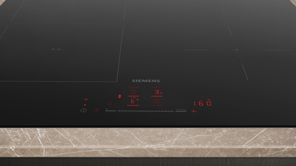 Nahaufnahme des leuchtend roten Touch-Bedienfelds des Kochfelds.