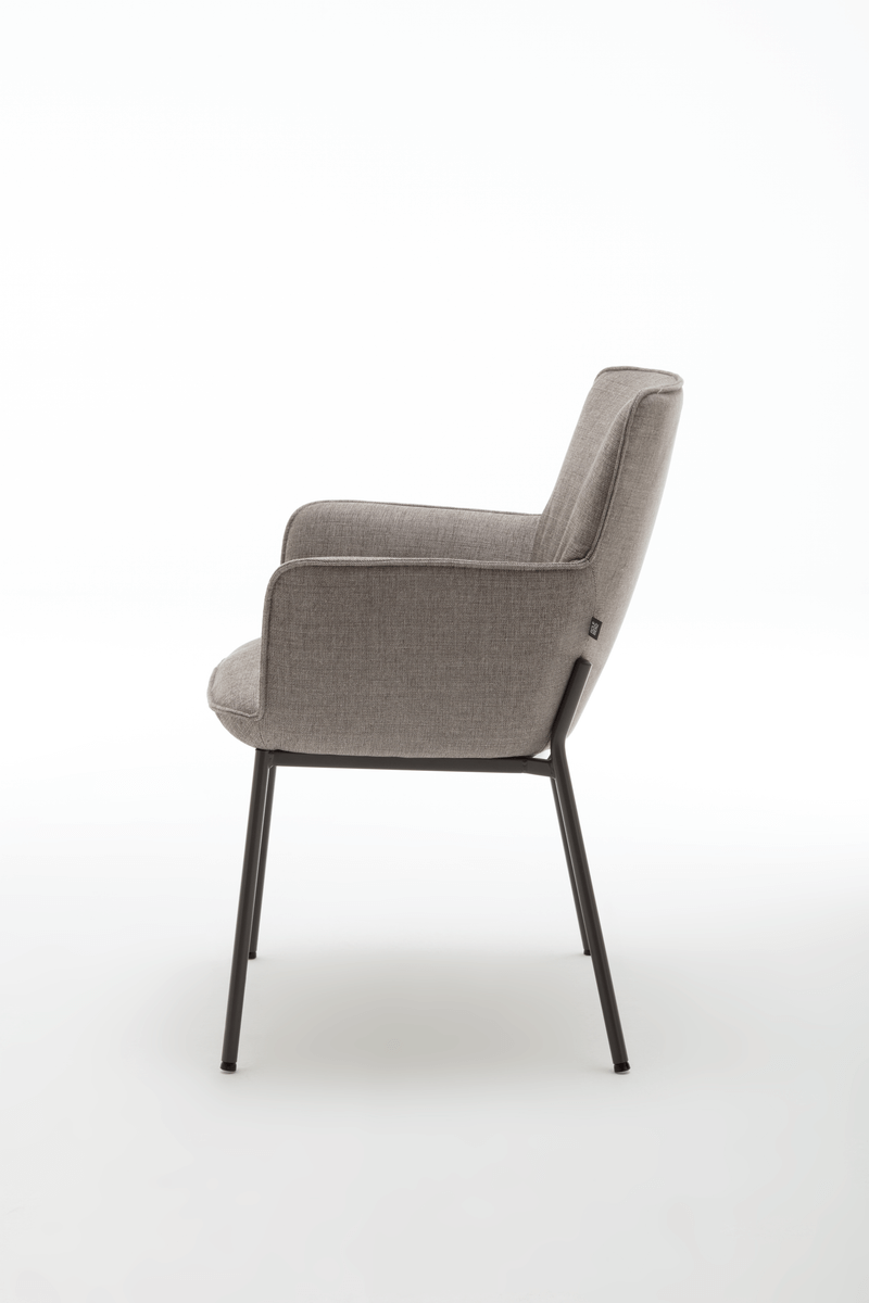 Seitenansicht eines modernen grauen Sessels mit Metallbeinen auf weißem Hintergrund