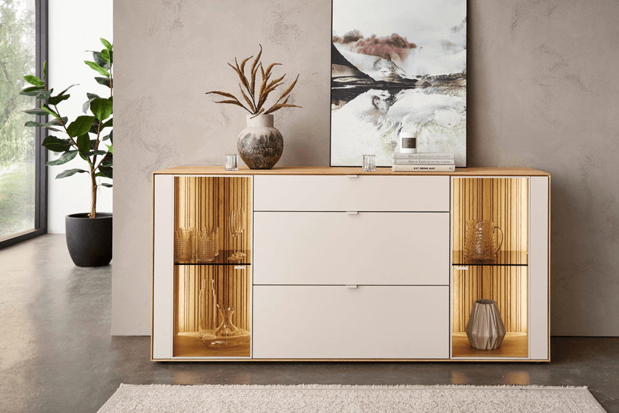 Sideboard in Farbe Perla mit Vitrinenfächern beleuchtet