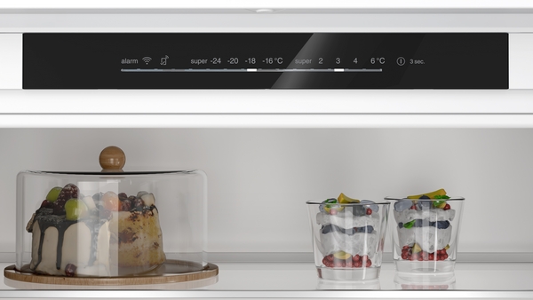 Das digitale Bedienfeld zeigt verschiedene Betriebsmodi wie Alarm, WLAN-Status und Optionen für extra kaltes Gefrieren und Standard-Kühlen.