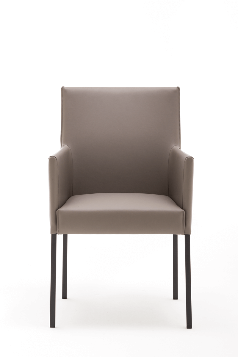 Moderner beiger Lederstuhl mit Armlehnen und schwarzen Metallbeinen auf weißem Hintergrund