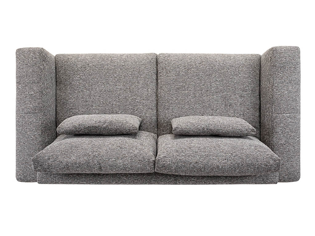 Eine Draufsicht auf ein beiges Stoffsofa mit strukturierter Oberfläche und zwei kleinen, flachen Kissen auf den Sitzflächen. Die hohen Armlehnen sind gut sichtbar.