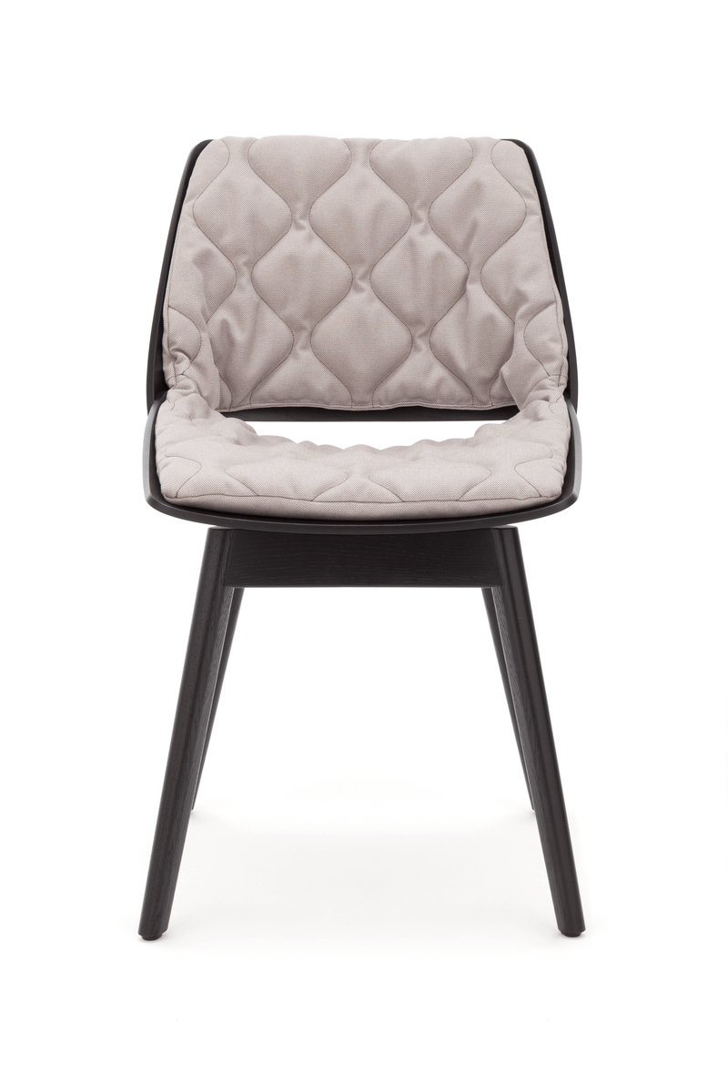 dunkler Holzstuhl 650 von Rolf Benz und hellem Polsterkissen