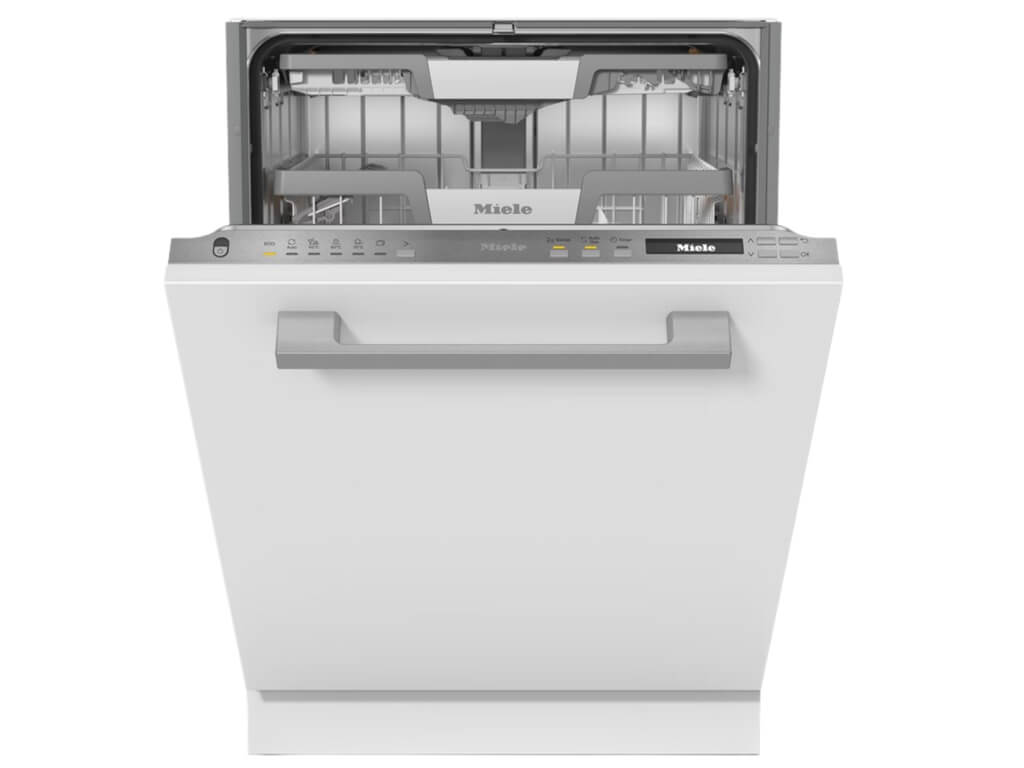Ein offener, weißer Miele G 7197 SCVi XXL Geschirrspüler mit sichtbaren oberen und unteren Geschirrkörben. Das Bedienfeld an der Oberkante der Tür zeigt verschiedene Programmeinstellungen. 