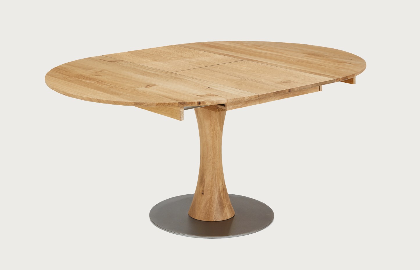 runder Holzesstisch mit Auszugsplatte und mit silbernem Standfuß vor grauem Hintergrund