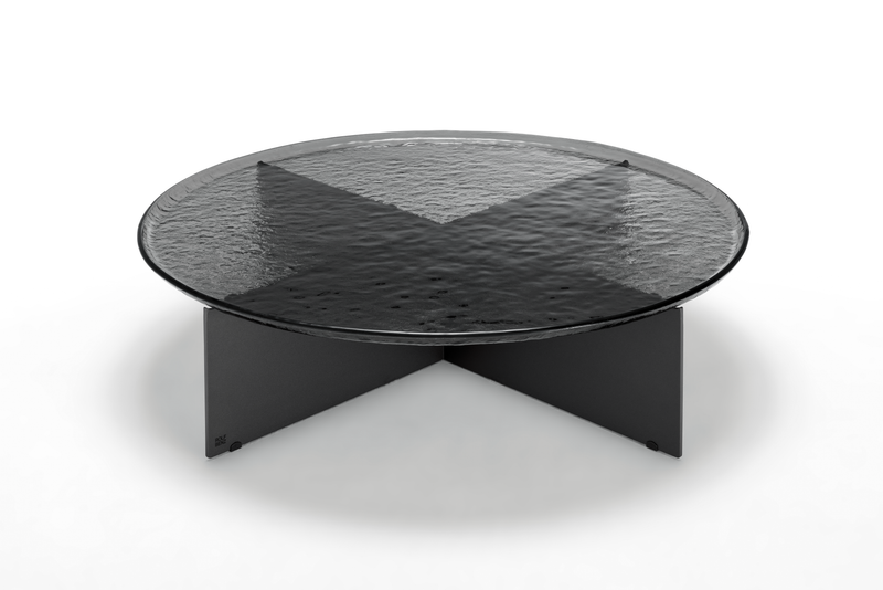 schwarzer Couchtisch mit runder Glastischplatte und Kreuzgestell aus Metall. Farben in schwarz.