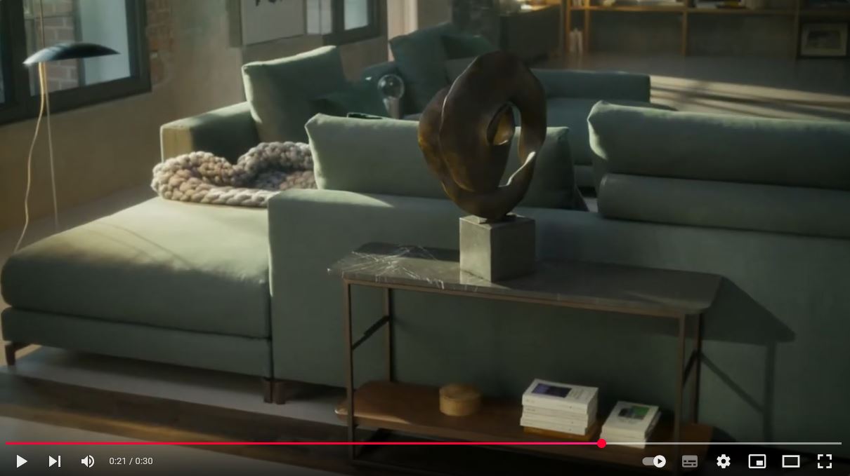 grüne Couch mit passendem Regal