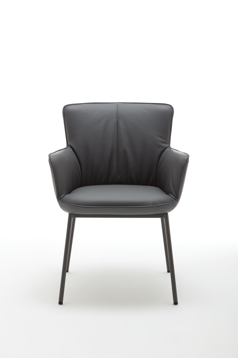 Vorderansicht eines modernen grauen Lederstuhls mit Armlehnen und Metallbeinen