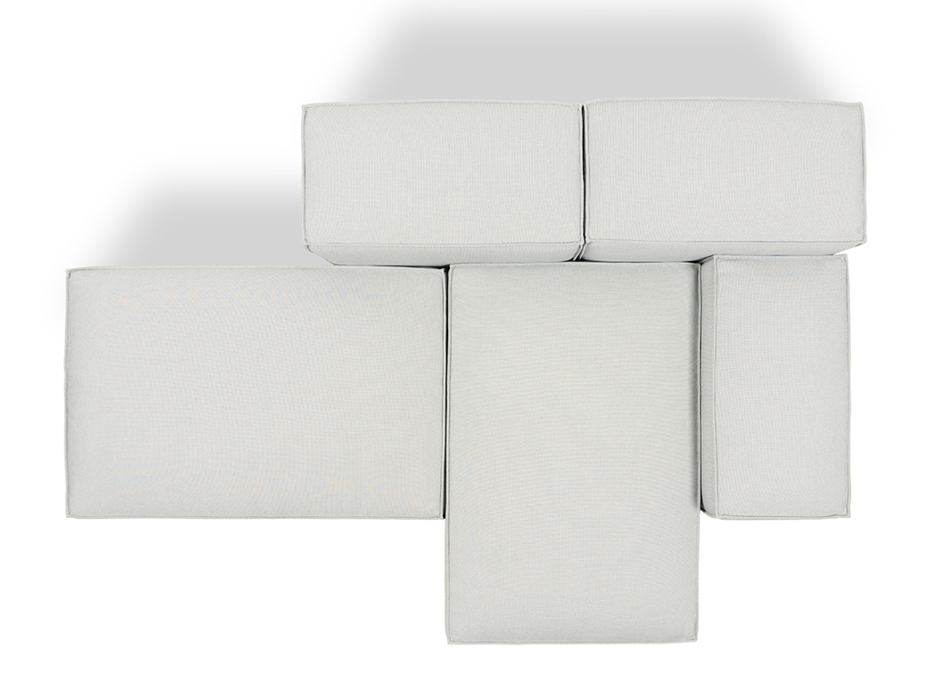 Eine Draufsicht auf ein hellgraues, modulares Outdoor-Sofa, das aus fünf Elementen besteht und eine T-ähnliche Form bildet. Es sind keine Kissen auf dem Sofa zu sehen.