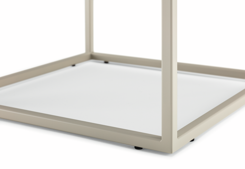 Detailansicht eines modernen Beistelltisches mit beigem Metallrahmen und weißer Ablagefläche