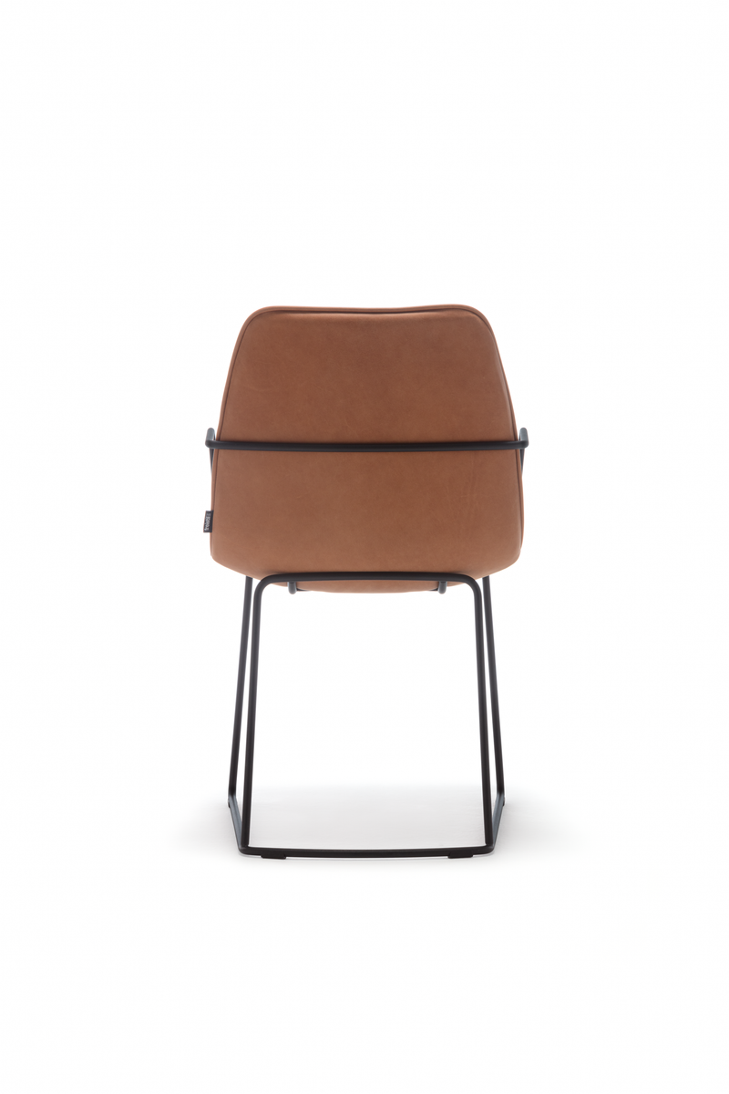 Rückansicht eines modernen Stuhls mit braunem Kunstlederbezug und schwarzem Metallrahmen