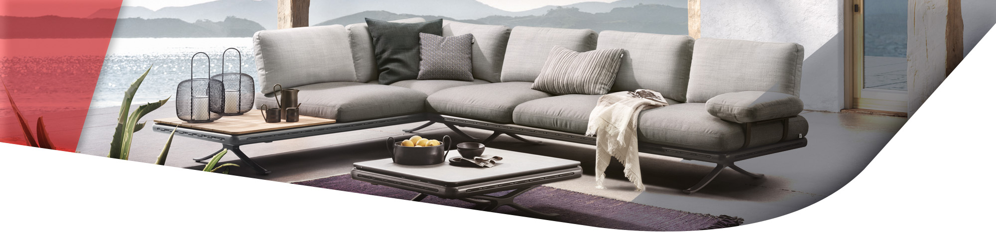 Gartenlounge in hellgrau mit Teak Ablage
