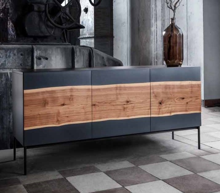 Elegantes Sideboard mit Holzverkleidung und metallenen Beinen in einem industriell gestalteten Raum