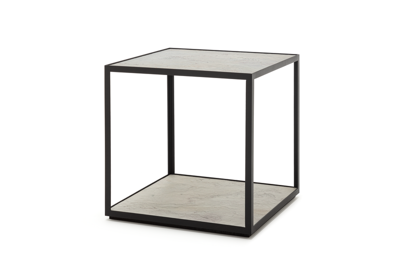 Zeitgenössischer Beistelltisch mit klaren Linien und schwarzem Metallrahmen, ideal für modernes Wohnambiente