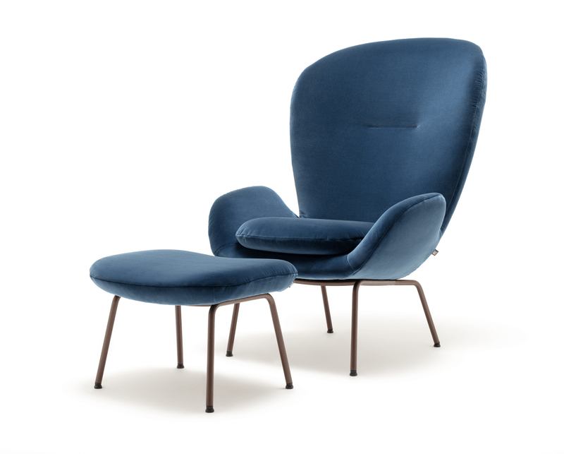 Blauer Sessel mit hohem Rücken und Hocker auf Metallbeinen