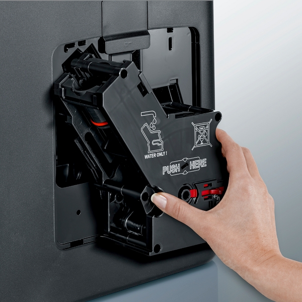 Nahaufnahme einer Hand, die die Brühgruppe aus einer Kaffeemaschine zur einfachen Reinigung entfernt