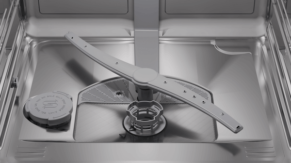 Nahaufnahme des Innenraumbodens eines Geschirrspülers. Zu sehen sind der untere Sprüharm und der Salzbehälter-Verschluss (mit Markierungen für Salz- und Klarspüler-Nachfüllung).