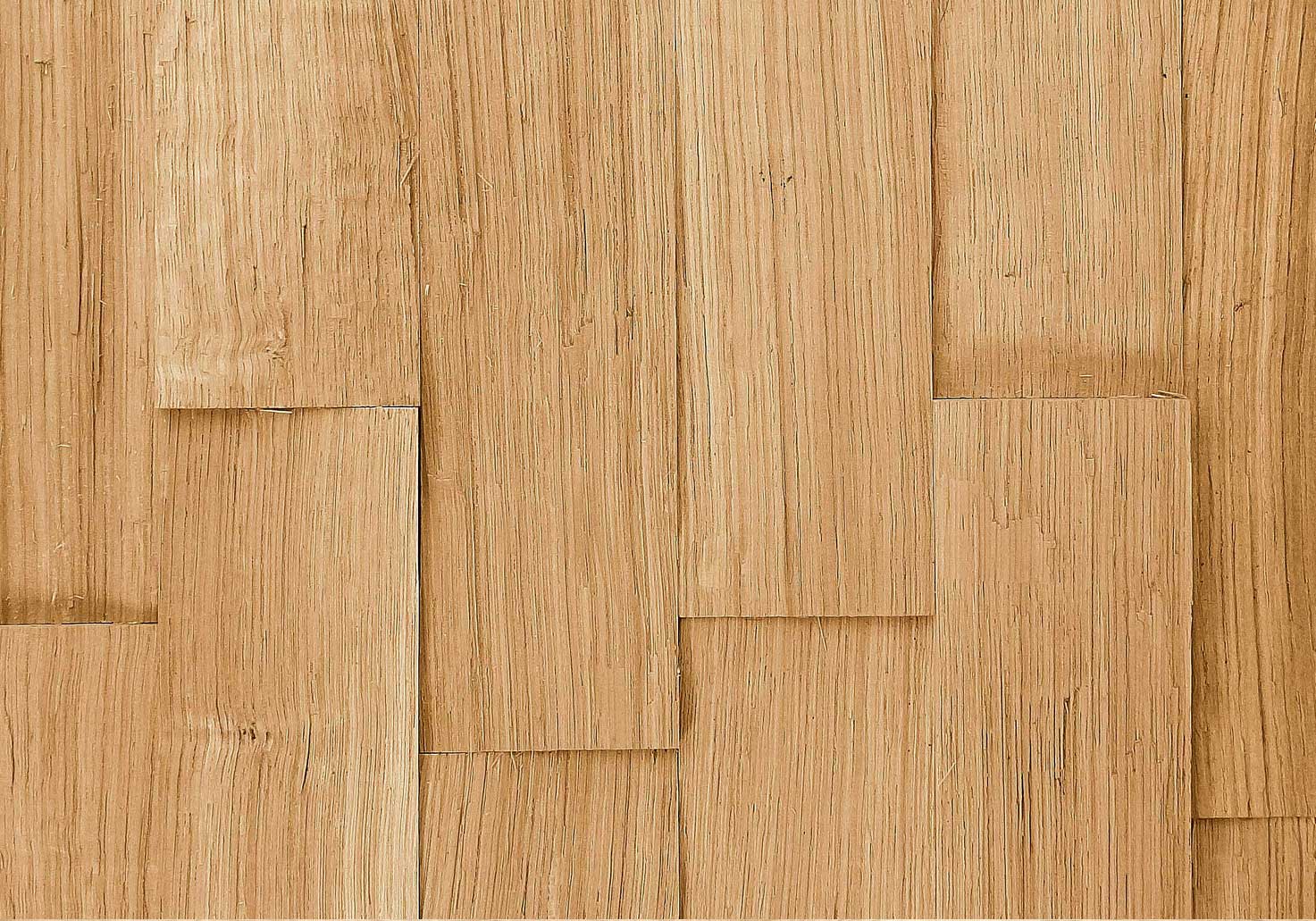 Nahaufnahme eines modernen Holzlaminatbodens mit natürlicher Maserung, der eine warme und elegante Ausstrahlung vermittelt.