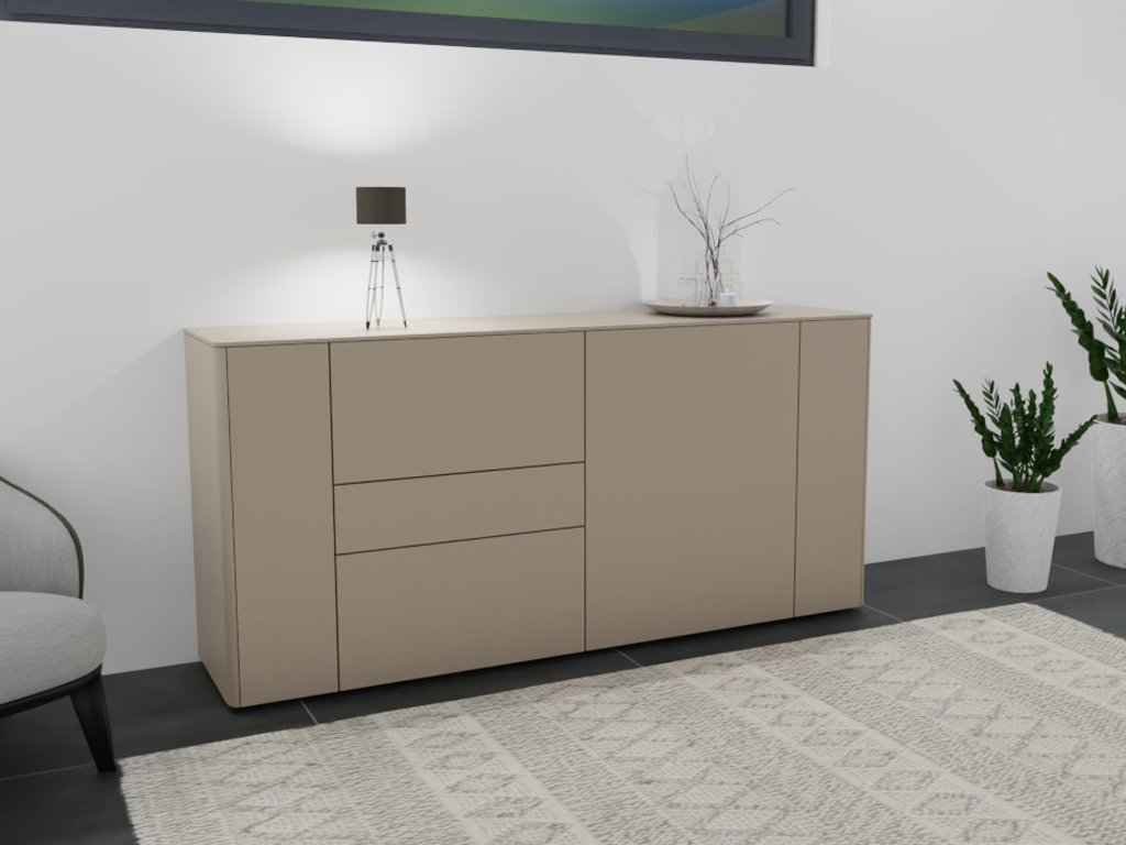Beiges Sideboard mit Dekoration