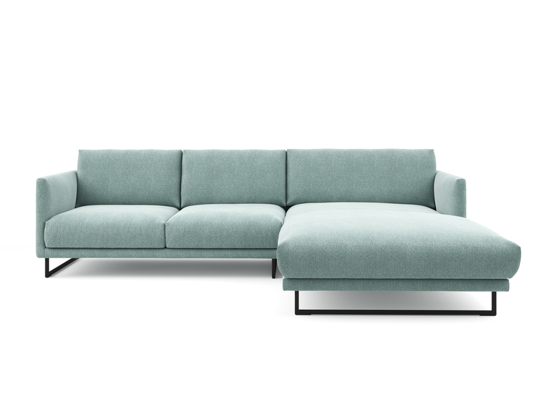 Ein modernes, pastellblaues Ecksofa mit drei Sitzplätzen und einer Chaiselongue, unterstützt von schlichten Metallfüßen auf weißem Hintergrund.